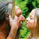 Un neandertal junto a un ser humano moderno